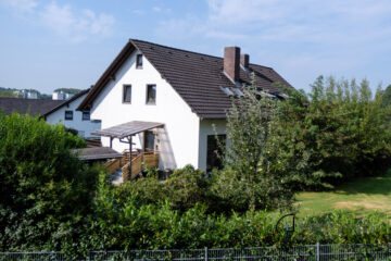 modernisiertes Zweifamilienhaus mit schönem Grundstück, 92242 Hirschau, Zweifamilienhaus