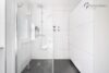 Moderne 4-Zimmer-ETW mit Balkon, Garage & Stellplatz – zentral in Moosburg - Badezimmer-Dusche