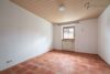 Solides Zweifamilienhaus mit Garten, Garage und Carport in ruhiger Ortsrandlage - Schlafzimmer_EG