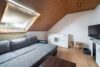 Solides Zweifamilienhaus mit Garten, Garage und Carport in ruhiger Ortsrandlage - Wohnzimmer_DG