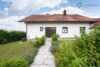 Solides Zweifamilienhaus mit Garten, Garage und Carport in ruhiger Ortsrandlage - Eingang