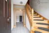 Solides Zweifamilienhaus mit Garten, Garage und Carport in ruhiger Ortsrandlage - Flur_Treppe_EG