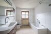 Solides Zweifamilienhaus mit Garten, Garage und Carport in ruhiger Ortsrandlage - Badezimmer_EG_Wanne