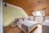 Solides Zweifamilienhaus mit Garten, Garage und Carport in ruhiger Ortsrandlage - Schlafzimmer_DG