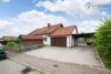 Solides Zweifamilienhaus mit Garten, Garage und Carport in ruhiger Ortsrandlage - Frontansicht_inkl_Garage