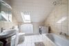 Solides Zweifamilienhaus mit Garten, Garage und Carport in ruhiger Ortsrandlage - Badezimmer_DG