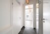 Kapitalanlage oder Eigennutzung: Modernes Single-Apartment mit TG-Stellplatz nahe S1 Eching - Flur mit Sicht zum Wohnbereich